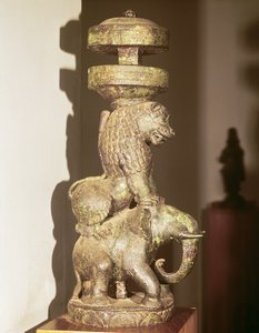 Escultura de un león montado en un elefante, de Nalanda, Bihar, siglo IX-X